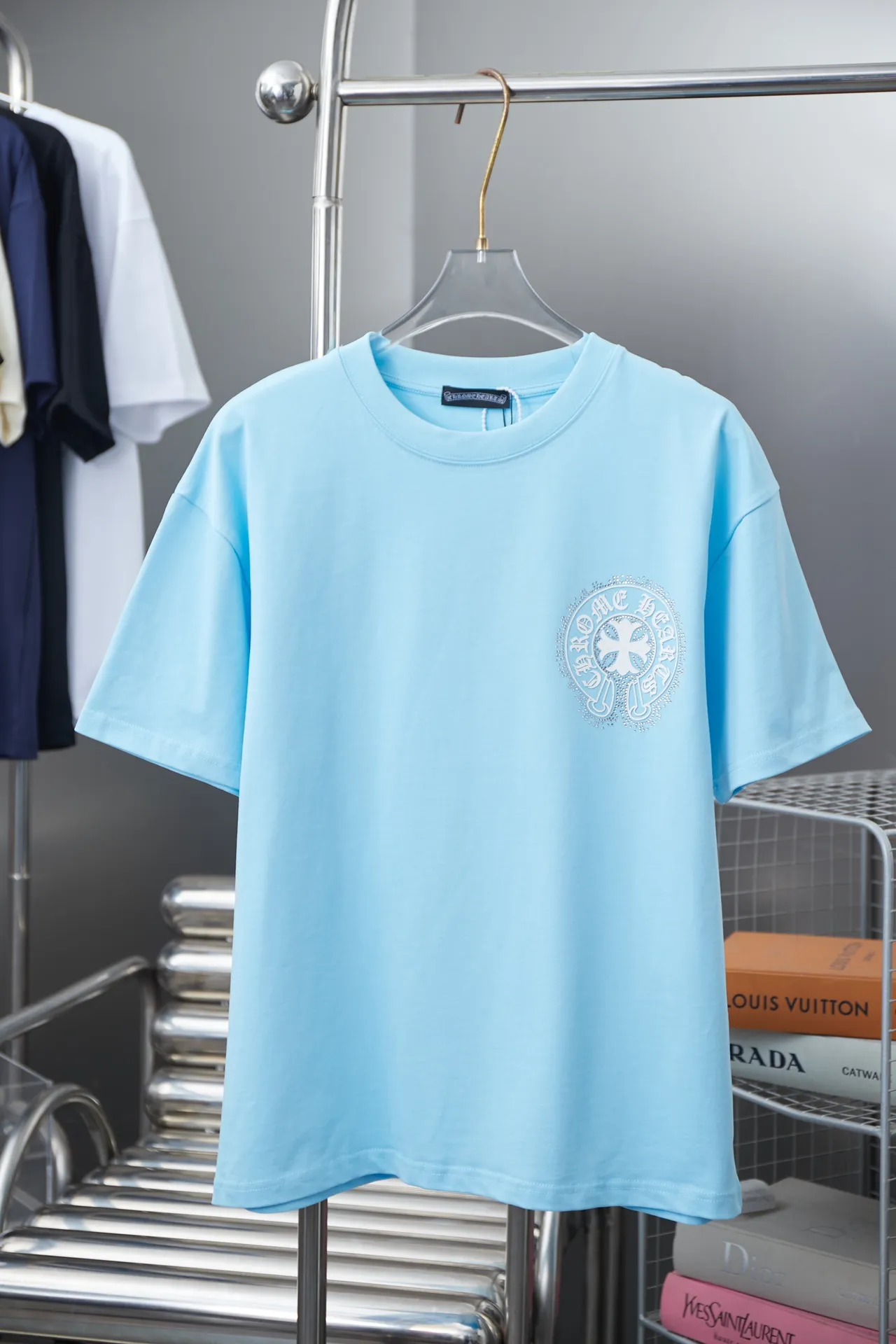 🅿️200 Ch*ome Hearte 25SS early spring new model, hot diamond short sleeves, light luxury, essential item for daily commuting for men and women, correct version, welcome to compare, detailed features · 280 grams of 100% pure cotton double yarn jersey fabric · Special thickened 32 pieces of double-strand 1X1 thread in the same vat custom dyeing · Imported Australian matte pearl diamonds ➕ Three-dimensional wow rubber heart pattern · Double needle stitching and cross-stitching technology · Original main mark, washed tag, brand moisture-proof paper packaging Color: black/white/blue Size: S/M/L/XL
